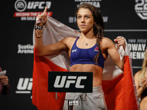 UFC拳手在稱重時手持波蘭國旗 — 高解析度 壁紙