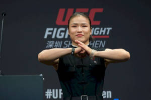 UFC拳手在記者會上雙臂交叉身穿黑色服裝。 — 運動 壁紙