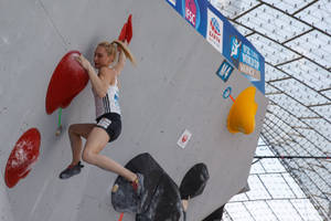 女性運動員在2015年IFSC世界盃慕尼黑站攀爬室內抱石牆。 — 運動 壁紙