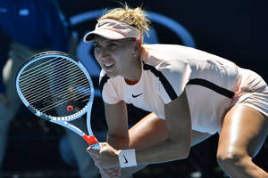 女性網球選手在比賽中穿著粉紅色和白色裝備行動。 — 運動 壁紙