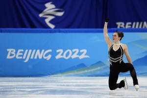 女性花式滑冰運動員在北京2022年冬季奧運會上慶祝冰上勝利。 — 運動 壁紙