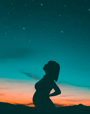 孕婦剪影在黃昏時仰望星星 — 暮光 壁紙