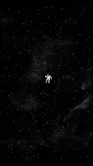 一位孤獨的太空人在佈滿星星的太空黑暗中漂流。