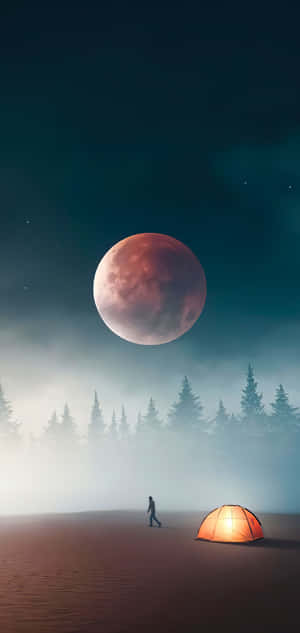一個人在霧氣森林中走向紅月下亮著的帳篷。 — 月光 壁紙