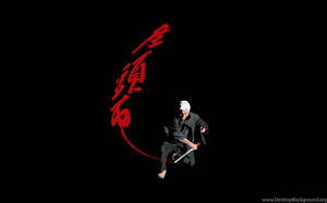動漫白髮武士持劍，黑色背景配紅色書法。 — 混沌武士 壁紙