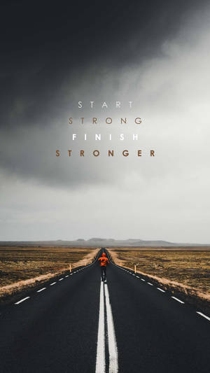 在多雲天空下的長路上騎自行車者，附有「Start Strong Finish Stronger」文字。 — 跑步者 壁紙