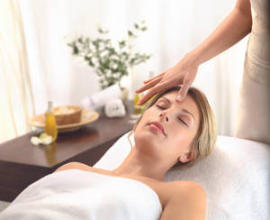女性在SPA按摩期間閉眼放鬆。 — 美容沙龍 壁紙