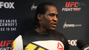 MMA拳手在UFC新聞發布會上對著麥克風說話 — 終極格鬥冠軍賽 壁紙