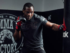 MMA拳手穿著UFC裝備在健身房用沙包訓練 — 終極格鬥冠軍賽 壁紙