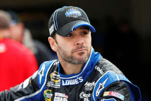 身穿Lowe's賽車裝備的NASCAR車手在比賽中顯得專注。 — 賽車 壁紙