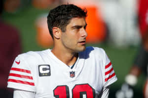 NFL四分衛身穿帶有紅色條紋和10號的白色球衣在球場上。 — NFL 美式足球 壁紙