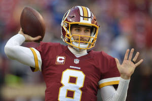 身穿栗色8號球衣的NFL四分衛準備擲出橄欖球。
