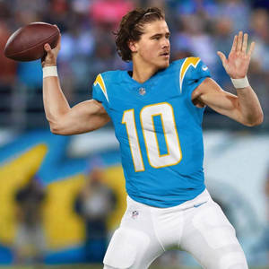 NFL四分衛身穿藍色球衣號碼10在比賽中傳球。 — 賈斯汀·赫伯特 壁紙