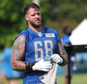NFL球員68號在戶外訓練中擦汗。 — 運動 壁紙