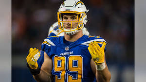 NFL美式足球員身穿電光人99號球衣在場上 — 運動 壁紙