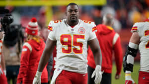 身穿95號球衣的NFL球員在比賽中走進球場。 — 運動 壁紙