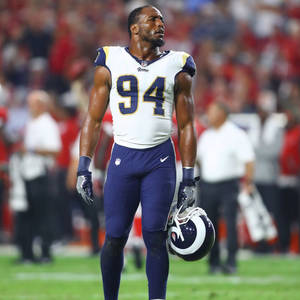 NFL球員94號拿著頭盔在球場上行走 — 洛杉磯公羊隊 壁紙