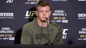UFC拳手在記者會上手持麥克風 — 終極格鬥冠軍賽 壁紙