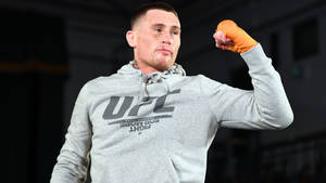 UFC拳手在健身房彎曲橙色包裹的拳頭 — 運動 壁紙