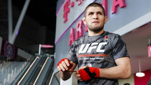 UFC拳手在體育競技場內用紅色手套纏手。 — 終極格鬥冠軍賽 壁紙