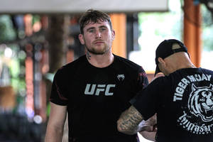 UFC拳手在健身房由教練準備 — 運動 壁紙