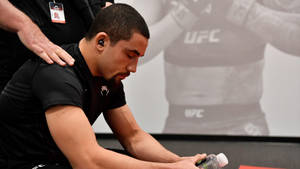 UFC拳手在訓練期間休息，一手放在肩膀上。 — 運動 壁紙