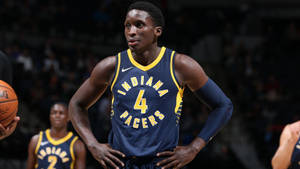 印第安納溜馬籃球運動員身穿海軍藍球衣，在比賽期間雙手叉腰。 — 手球 壁紙