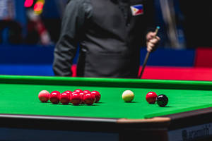 司諾克選手手持白球準備擊球 — 黑與紅 壁紙