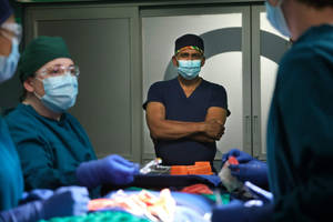 手術期間的外科醫生和醫療團隊 — 良醫墨非 壁紙