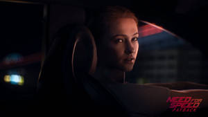 女性在夜間於城市中開車，燈光模糊。