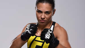 身穿UFC裝備的女性MMA拳手舉拳擺姿勢。 — 終極格鬥冠軍賽 壁紙