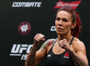 女性MMA拳手在UFC賽事中擺出戰鬥姿勢 — 終極格鬥冠軍賽 壁紙