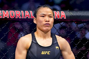 身穿UFC裝備的女性MMA拳手在八角籠內。 — 運動 壁紙