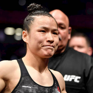 女性MMA拳手在UFC賽事中穿著黑色背心，帶有#ChinaStrong標誌。 — 運動 壁紙