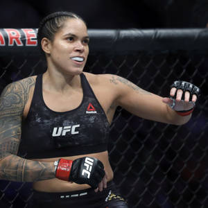 身穿UFC裝備的女性MMA拳手在八角籠內。 — 運動 壁紙
