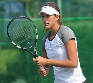 女網球選手在比賽中於球場上握著球拍 — 羽球 壁紙