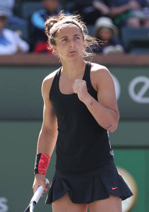 女網球選手在烈日下的紅土球場慶祝勝利。 — 運動 壁紙
