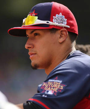 穿著All Star Futures Game制服的棒球運動員，在日間比賽中顯得專注。 — 哈維爾·巴耶茲 壁紙
