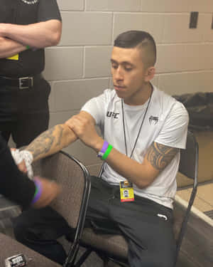 MMA拳手在比賽前纏繞手臂。 — 極限運動 壁紙