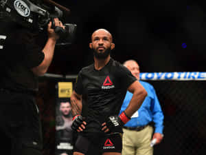 UFC拳手穿著黑色Reebok裝備站在八角籠內 — 運動 壁紙