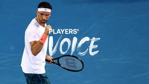 網球選手在藍色球場上握著球拍，帶有「Players' Voice」文字。 — 運動 壁紙