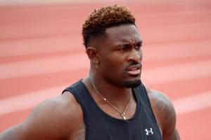有刺青和耳環的運動員在紅色跑道上 — Dk Metcalf 壁紙