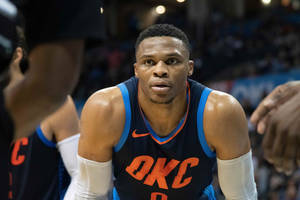 穿著OKC球衣的籃球運動員在比賽中專注 — 羅素·衛斯特布魯克 壁紙