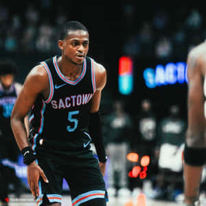 籃球運動員穿著黑色Sactown球衣號碼5在比賽中的球場上 — 籃球 壁紙