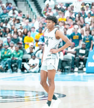 身穿白色球衣的籃球運動員在比賽中站在球場上。 — Jalen Green 壁紙