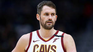 身穿Cavs球衣的職業籃球運動員在比賽中專注。 — 克里夫蘭騎士隊 壁紙