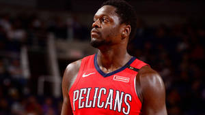 身穿紅色Pelicans球衣的職業籃球運動員在比賽中向上看。 — 籃球 壁紙