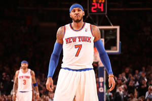 職業籃球運動員穿著紐約尼克隊服在比賽中的球場上。 — 卡梅羅·安東尼 壁紙