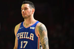 職業籃球運動員身穿Phila球衣，手臂上有可見的刺青。 — 酷籃球 壁紙