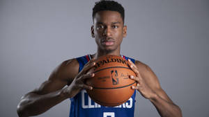 年輕籃球運動員身穿藍色快艇隊球衣手持 Spalding NBA 球。 — 美學科比 壁紙